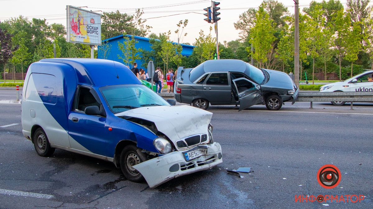 В Днепре на Набережной Победы Daewoo врезался в ВАЗ и тот отлетел на отбойник