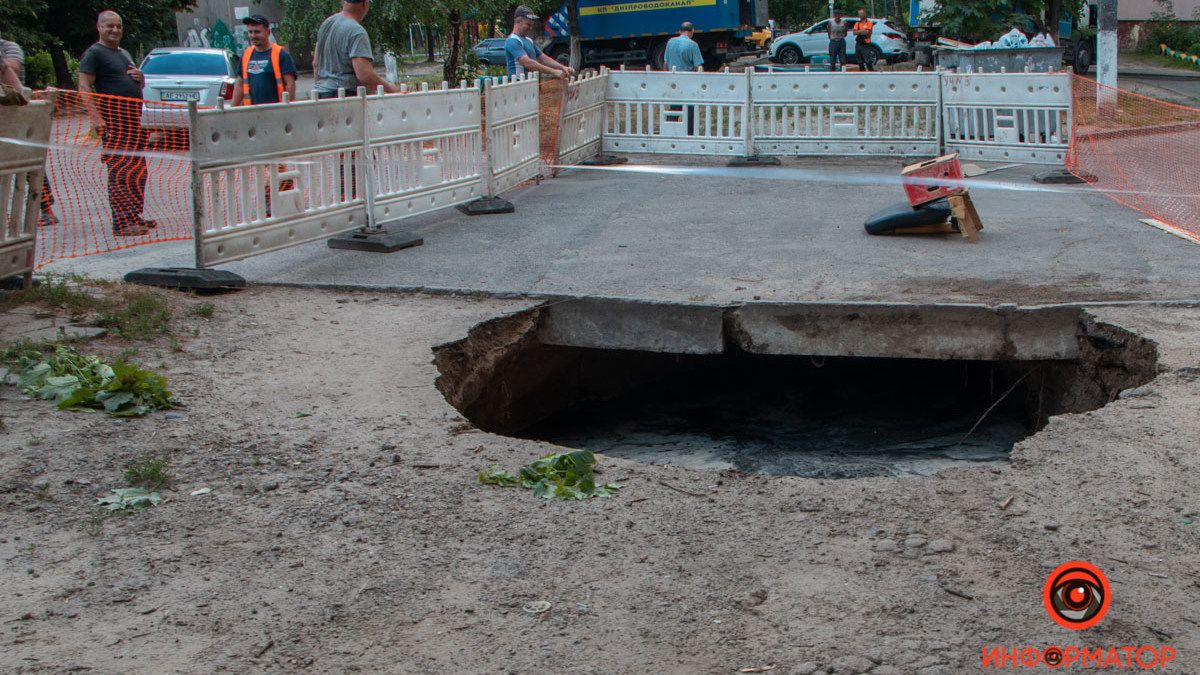 В Днепре на Янтарной провалился грунт во дворе дома