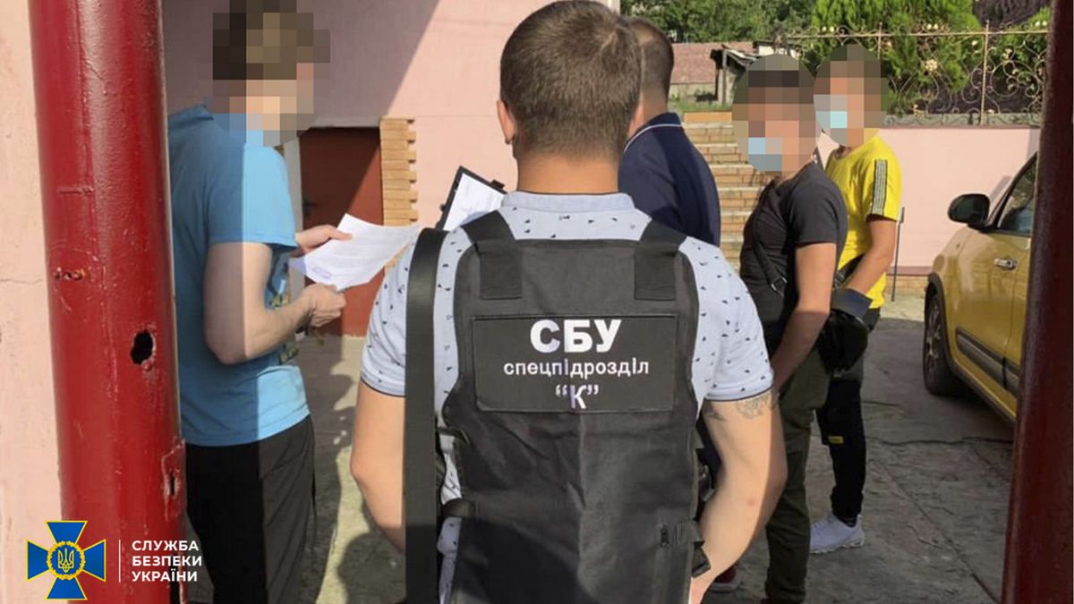 В Днепре сотрудник СИЗО продавал заключенным наркотики и требовал взятки у их родственников