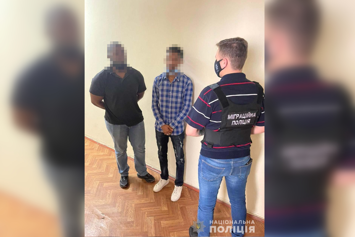 В Днепре иностранец по поддельному паспорту пытался сдать экзамен вместо другого иностранца