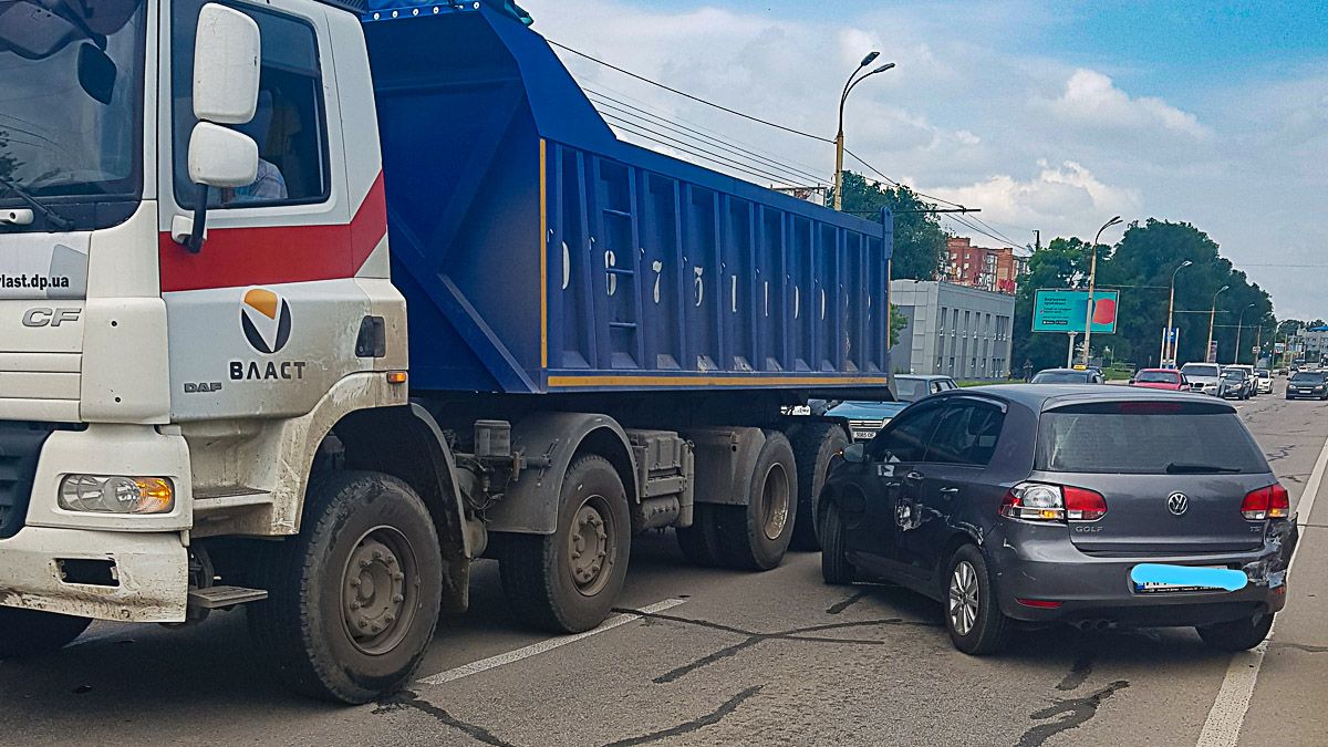 В Днепре на Запорожском Шоссе самосвал столкнулся с Volkswagen и протащил его: нужна помощь свидетелей