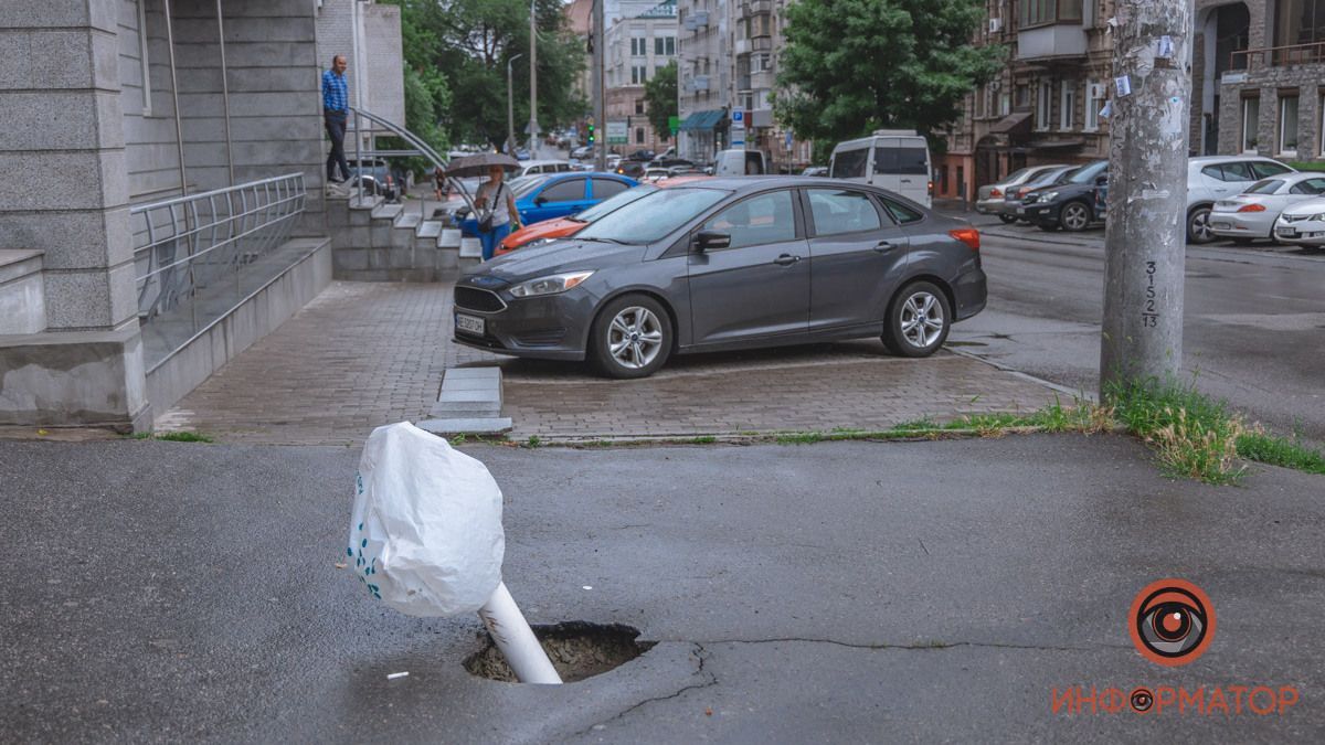 В Днепре на Старокозацкой провалился асфальт