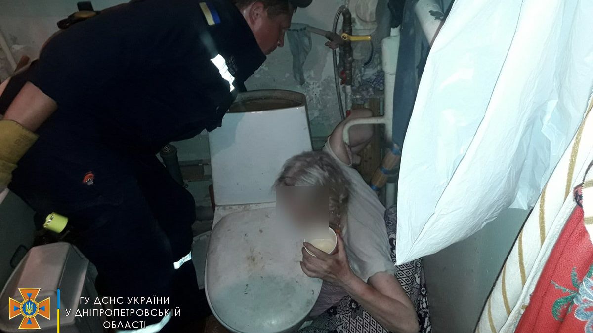 В Днепре на Набережной Победы женщина на несколько дней застряла в ванной комнате