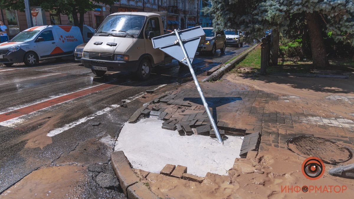 В центре Днепра девушка провалилась по шею в яму с водой