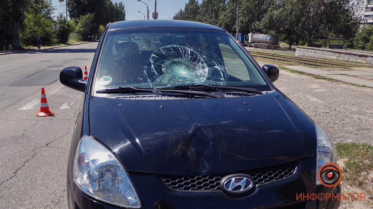 В Днепре на Донецком шоссе Hyundai сбил мужчину: видео момента ДТП