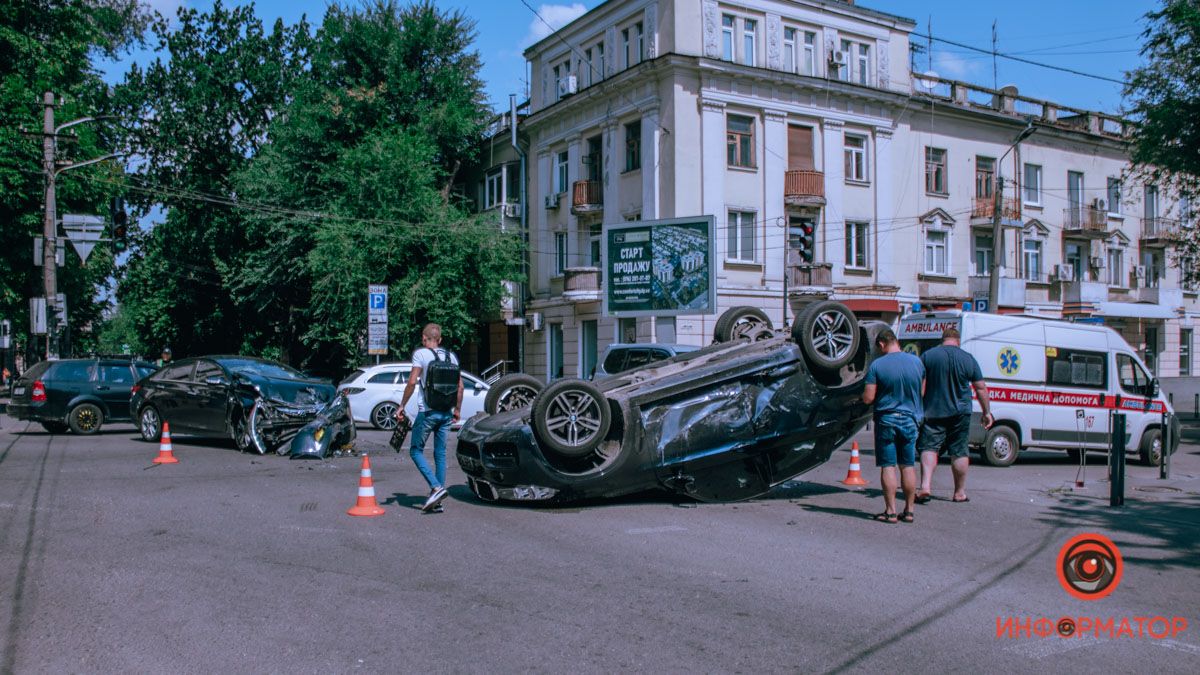 В Днепре на перекрестке Сечевых Стрельцов и Старокозацкой столкнулись Hyundai и BMW: BMW перевернулся