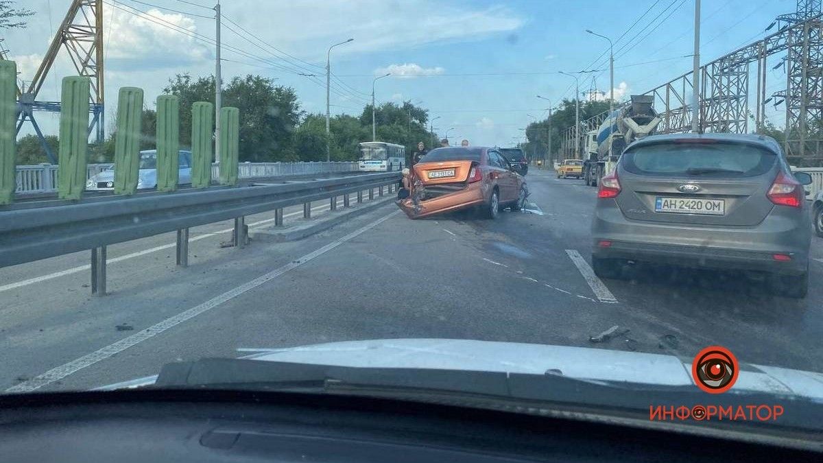 В Днепре на Набережной Заводской Chevrolet на скорости влетел в отбойник: пострадала женщина