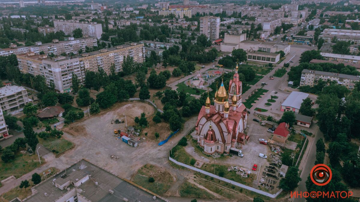 В Днепре в сквере Усачева начали строительство скейтпарка