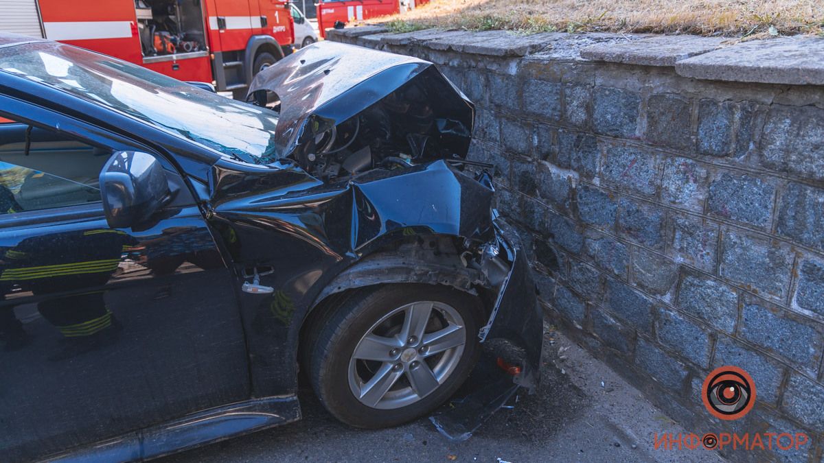 В Днепре возле Мерефо-Херсонского моста Mitsubishi врезался в парапет: видео момента смертельной аварии