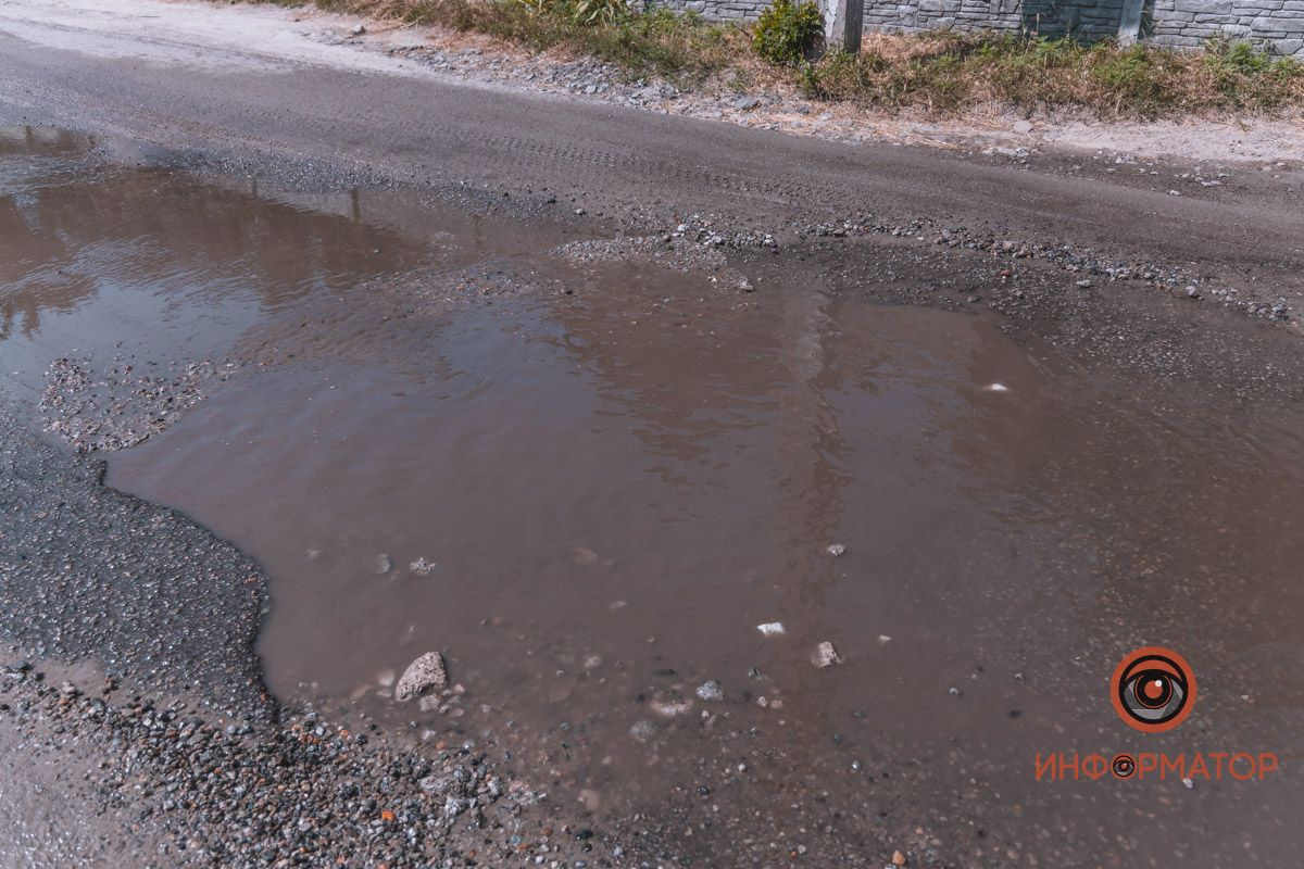 Питьевая вода вытекает вторые сутки: в Днепре прорвало трубу