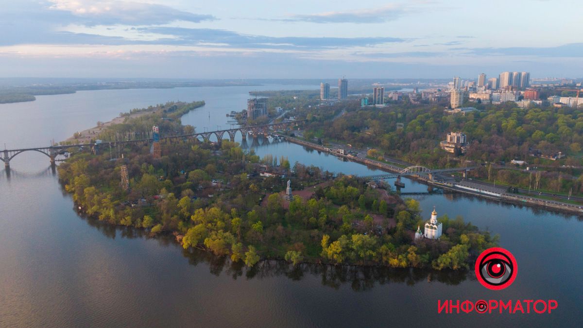 В Днепре в кафе на Монастырском острове мужчина изнасиловал девушку