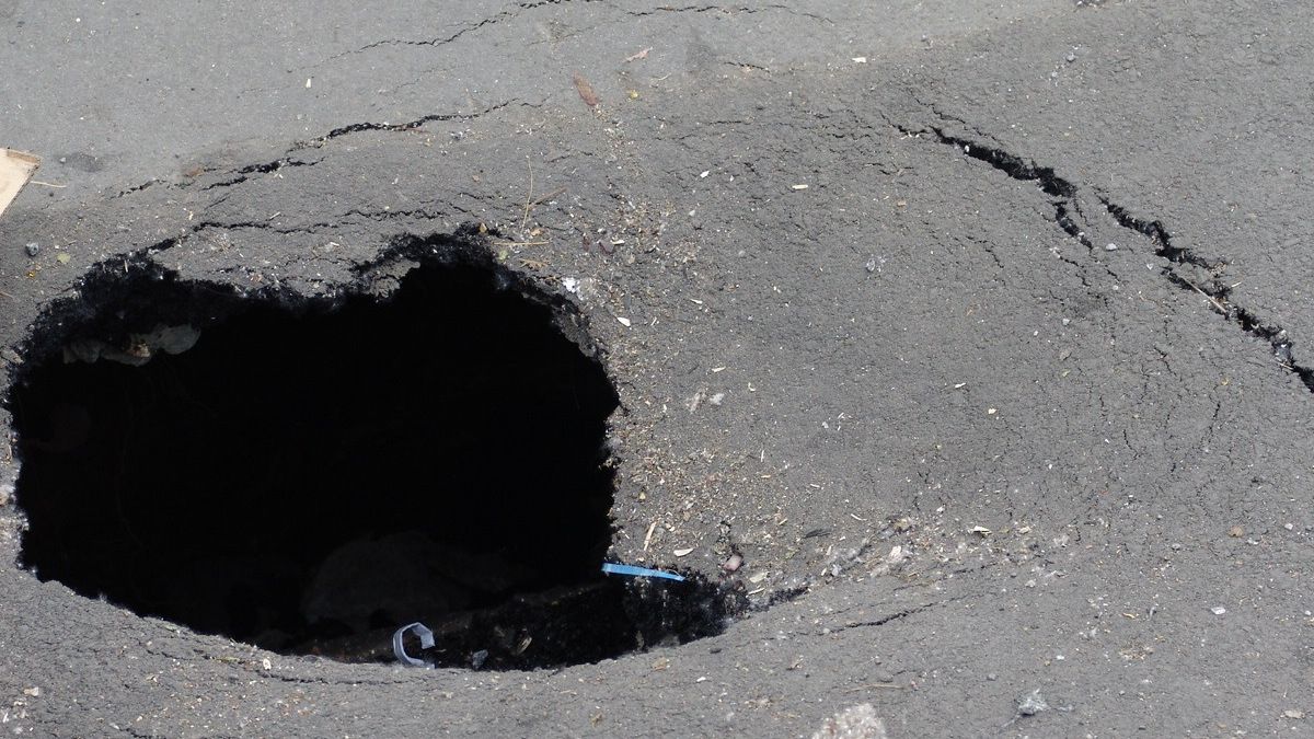 В Кривом Роге женщина провалилась под землю в центре города и сломала ногу