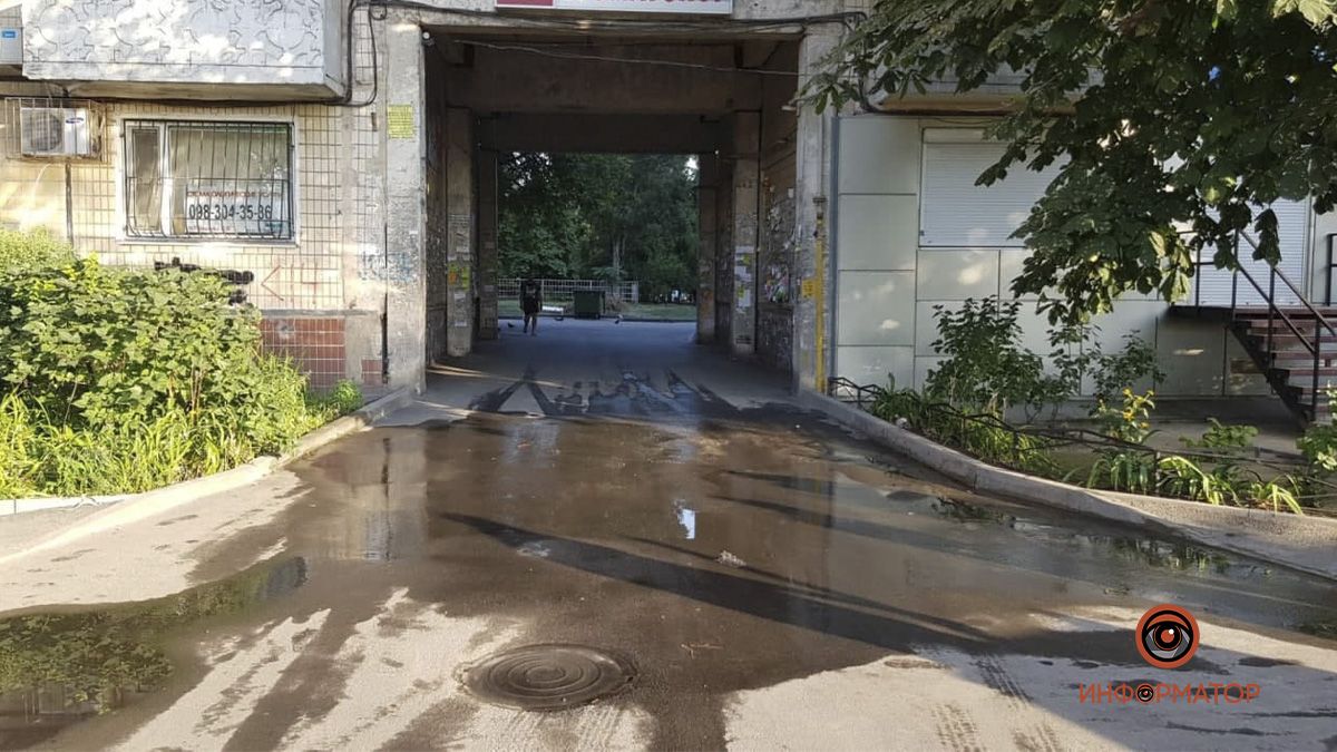 На Донецком шоссе в Днепре третий день подряд течет вода