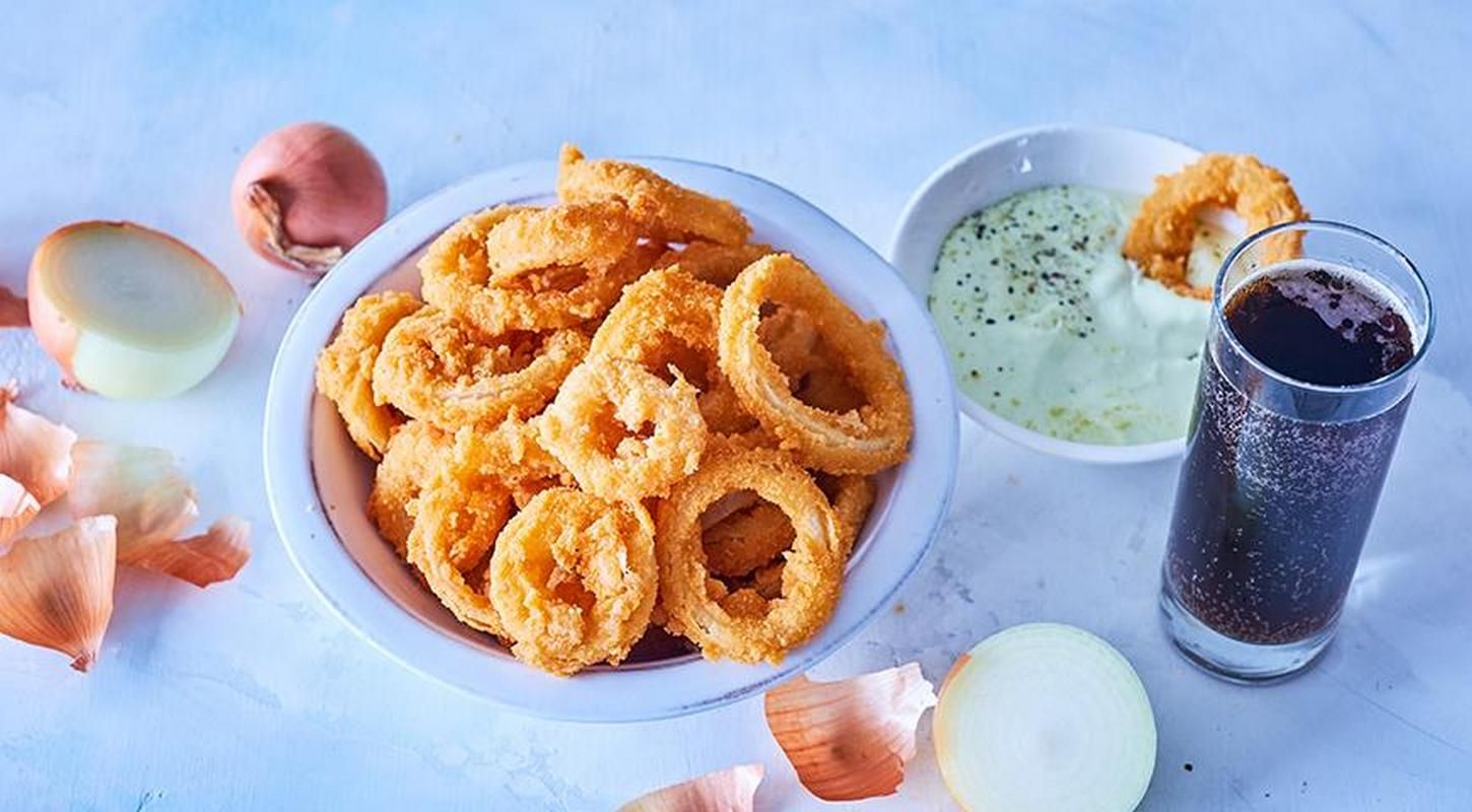 Полезные и вкусные рецепты: как приготовить соленые хрустящие снеки из луковых колец и васаби