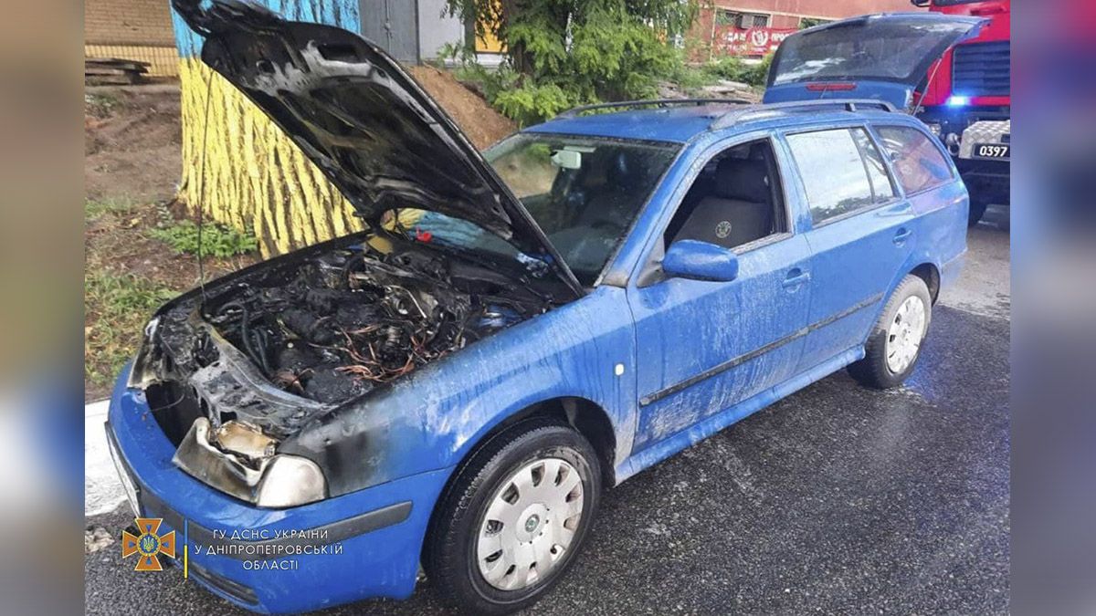 В Днепре на проспекте Хмельницкого полыхала Skoda: авто тушили очевидцы