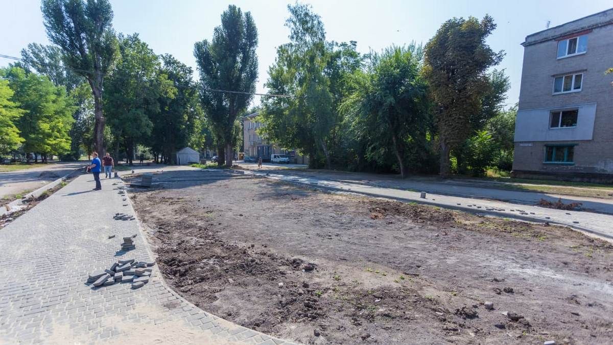 Современный сквер строят в Южном районе Каменского