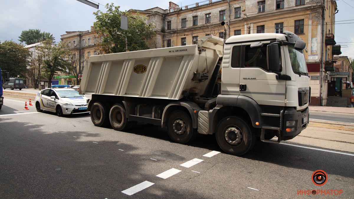 В Днепре на Мазепы MAN переехал женщину, которая переходила проспект в неположенном месте