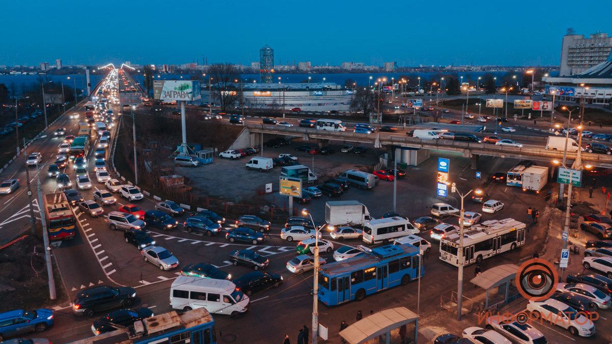 В Днепре возле Нового моста мужчину затолкали в Ford: по городу объявляли план «Перехват»