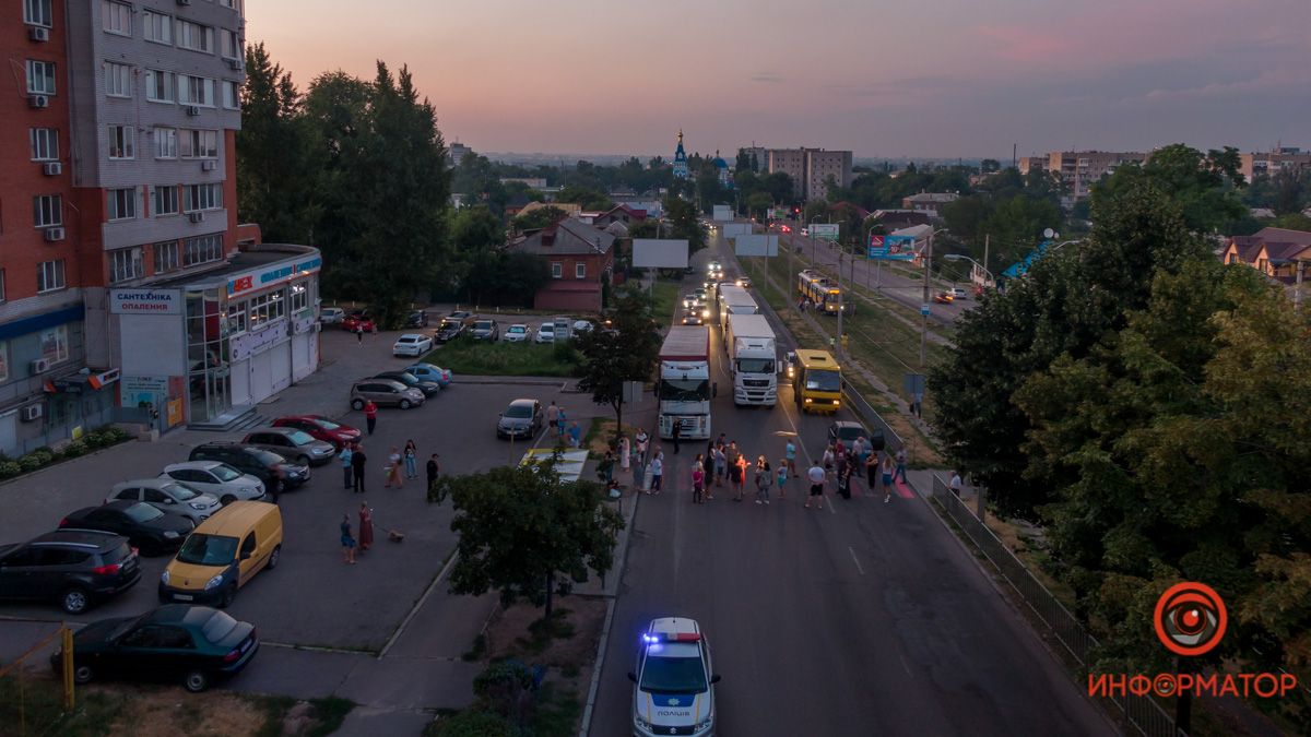 В Днепре на Рабочей десятки людей перекрыли проезжую часть: в чем причина