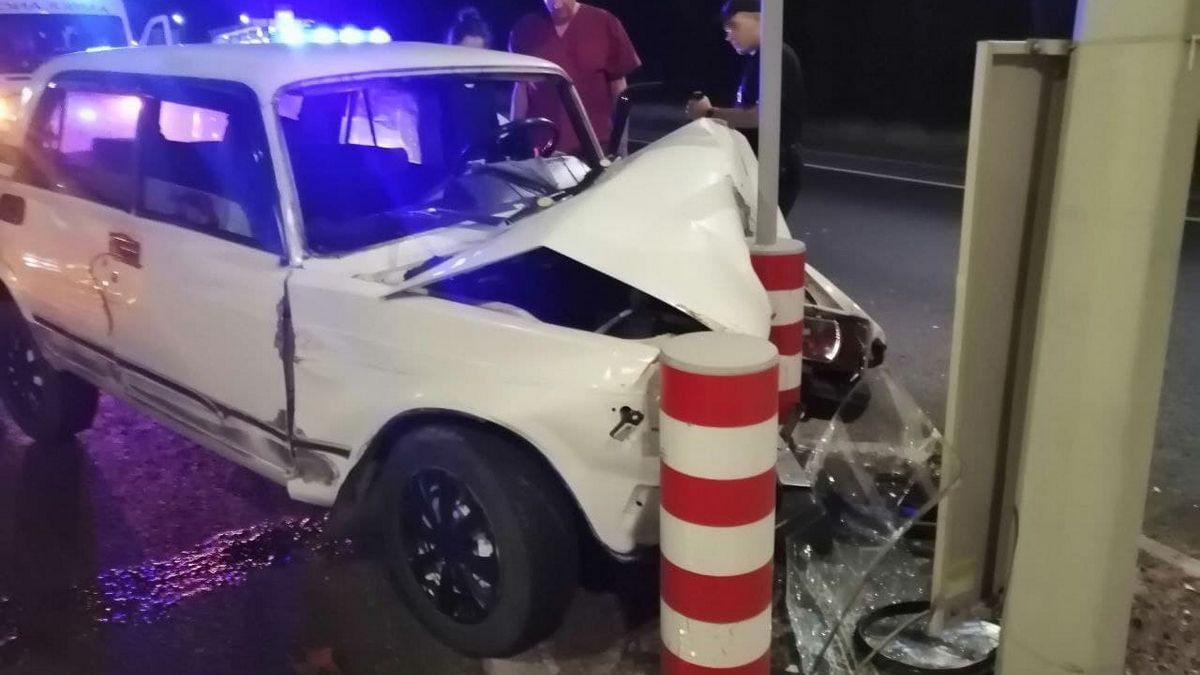 В Днепре на Криворожской пьяный водитель ВАЗ задел Chevrolet, въехал в столб и уснул