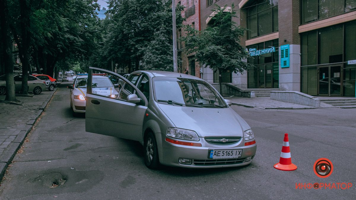 В Днепре на Воскресенской в асфальте появилась дырка: провалился Chevrolet