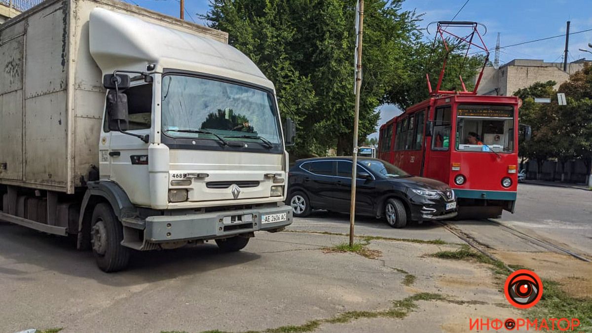 В Днепре под Амурским мостом столкнулись трамвай №19 и Nissan: движение электротранспорта парализовано