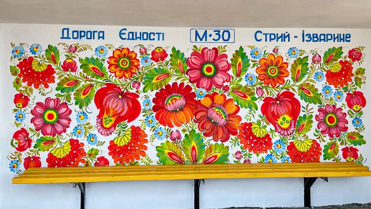 Самую длинную дорогу в Днепропетровской области украсили Петриковской росписью
