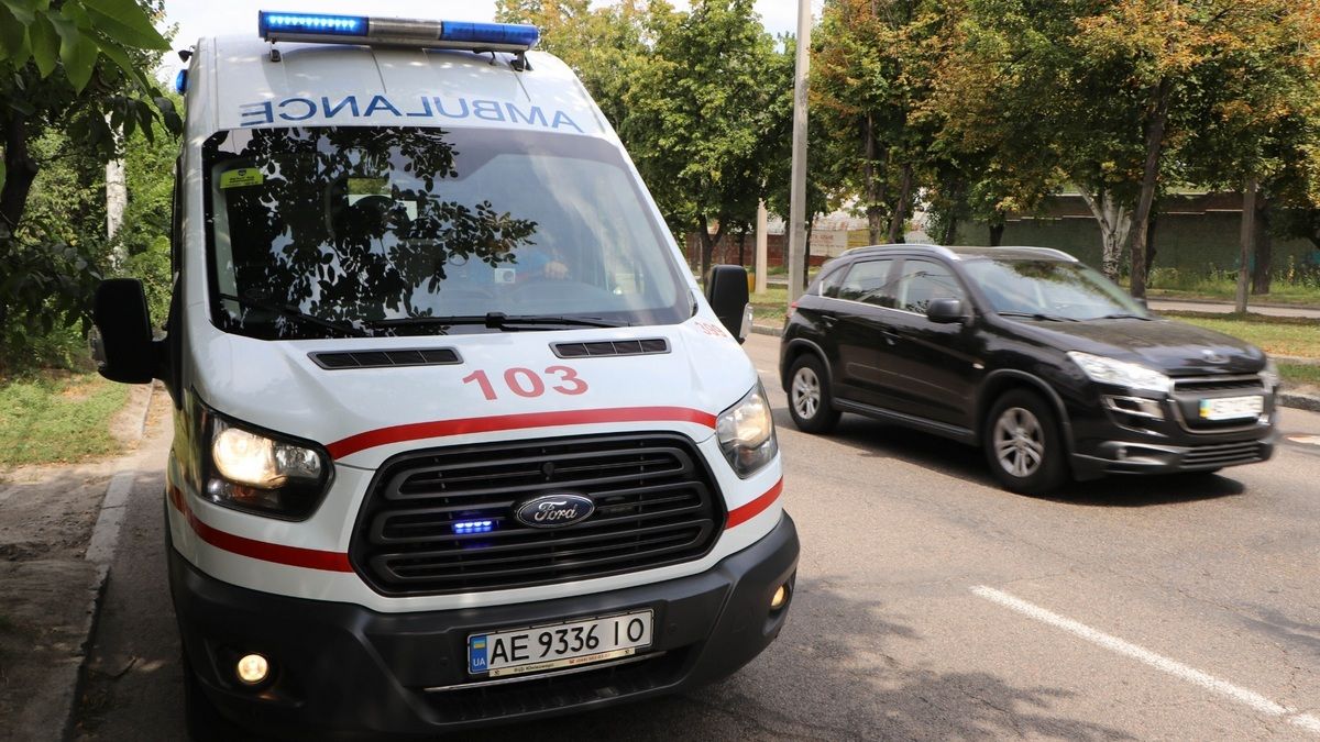 В Днепре проверили пропустят ли автомобилисты скорую, которая едет на вызов