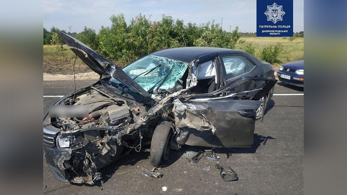 В Днепропетровской области на трассе лоб в лоб столкнулись Toyota и грузовик MAN: пострадала женщина