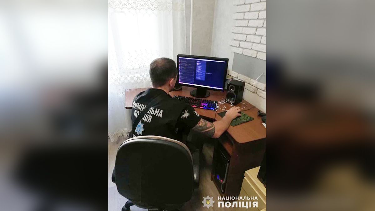 В Кривом роге 17-летний парень и 21-летняя девушка распространяли детскую порнографию