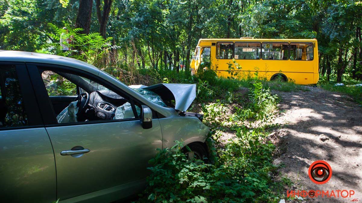 В Днепре на Космонавта Комарова столкнулись Renault и автобус №157а: водителя авто забрала скорая