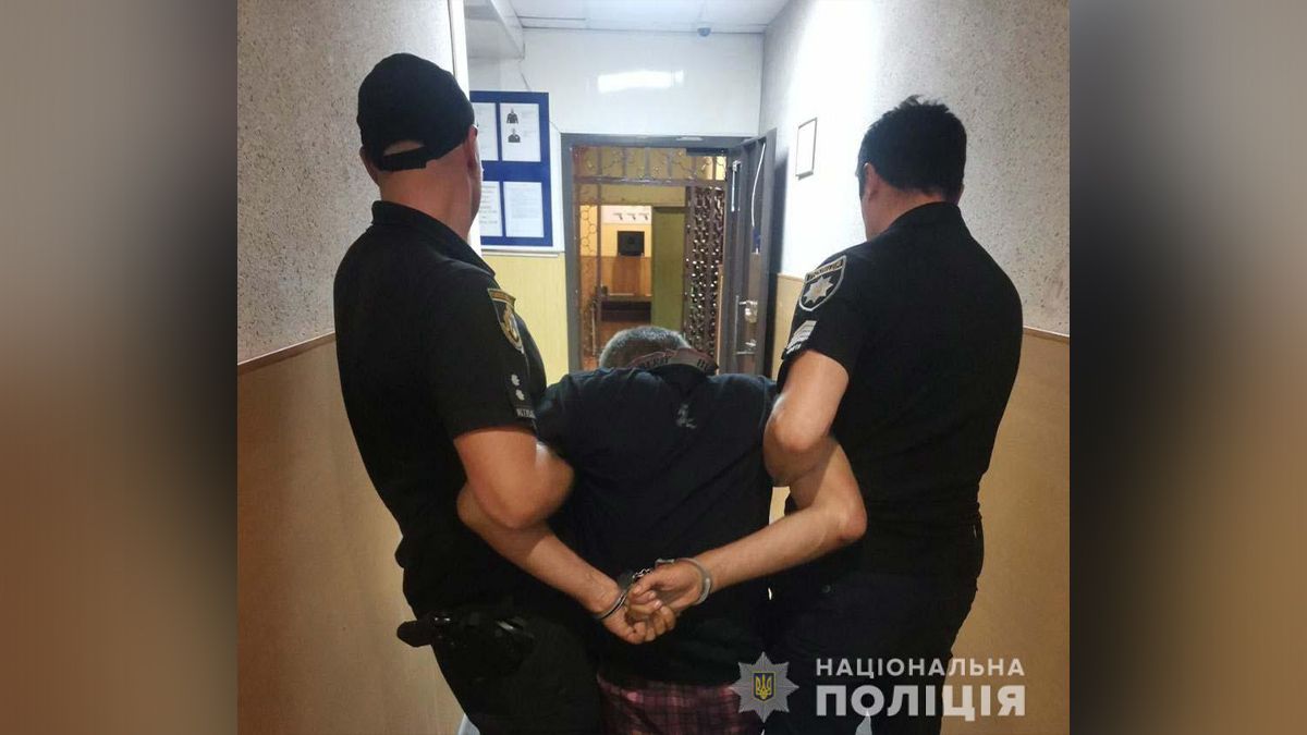 В Днепре 49-летний мужчина разделся в подъезде дома перед 14-летней девочкой