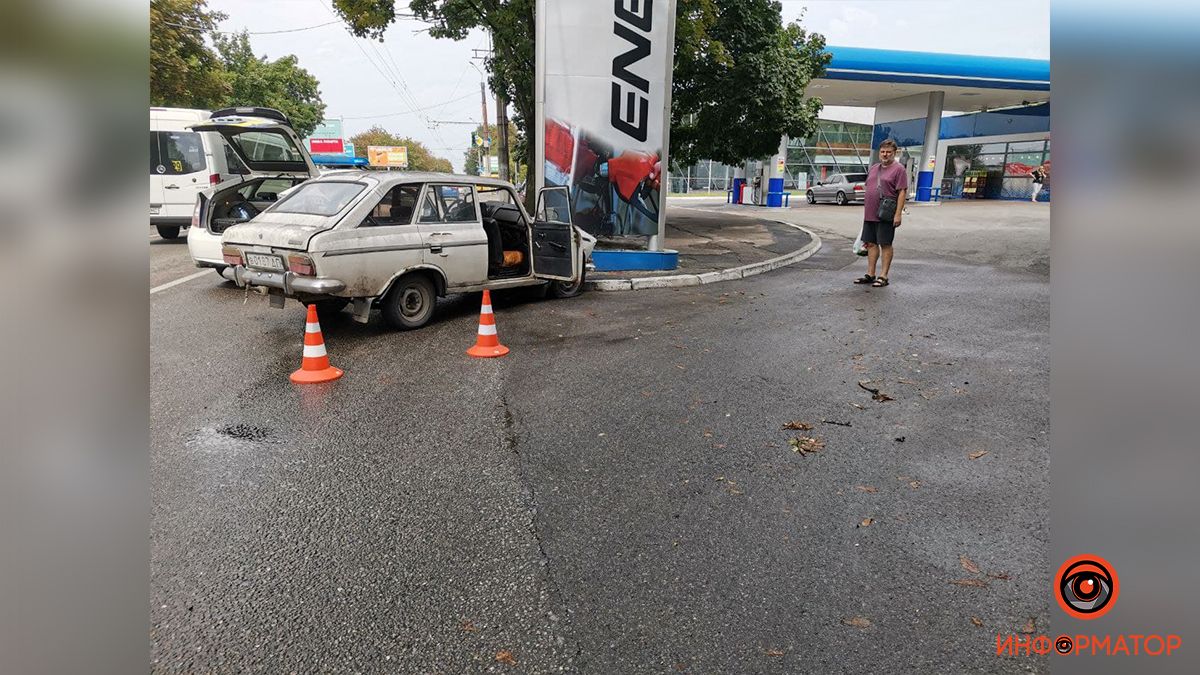 В Днепре на Поля «Москвич» врезался в стелу заправки «Авиас»: мужчину забрала скорая