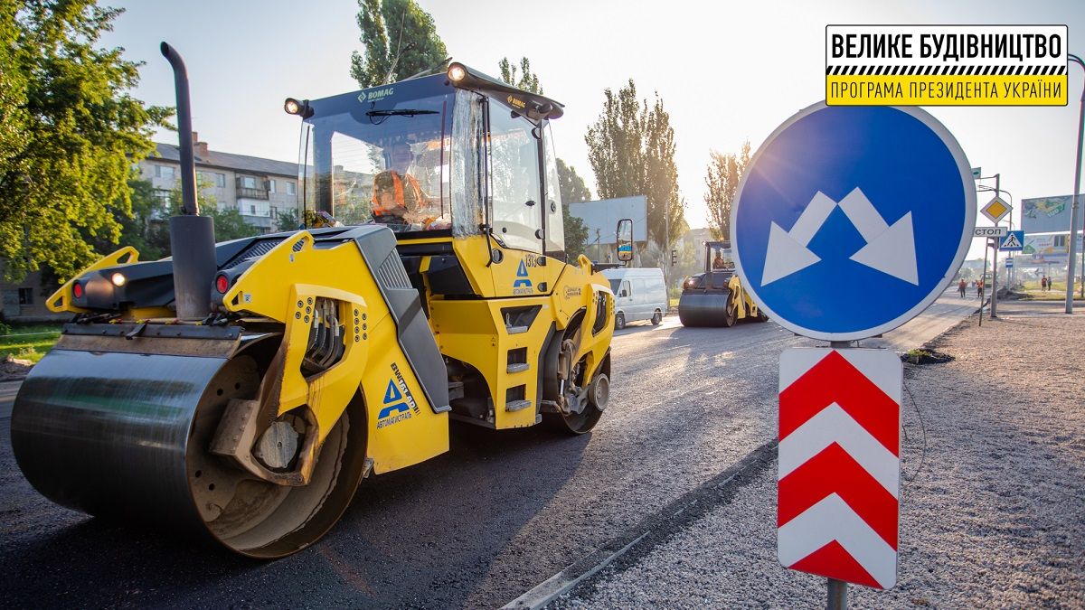 В режиме 24/7 обновляют самую длинную улицу Павлограда