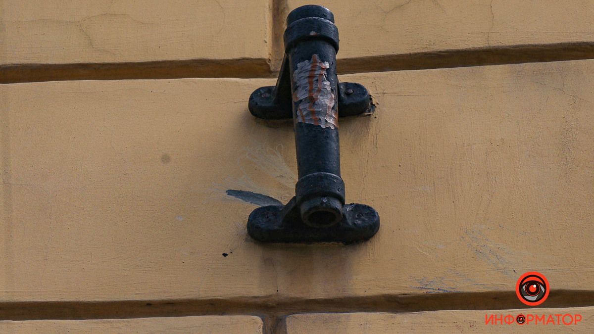 В Днепре с флагштоков на здании исторического музея Яворницкого срезали коммунистическую символику