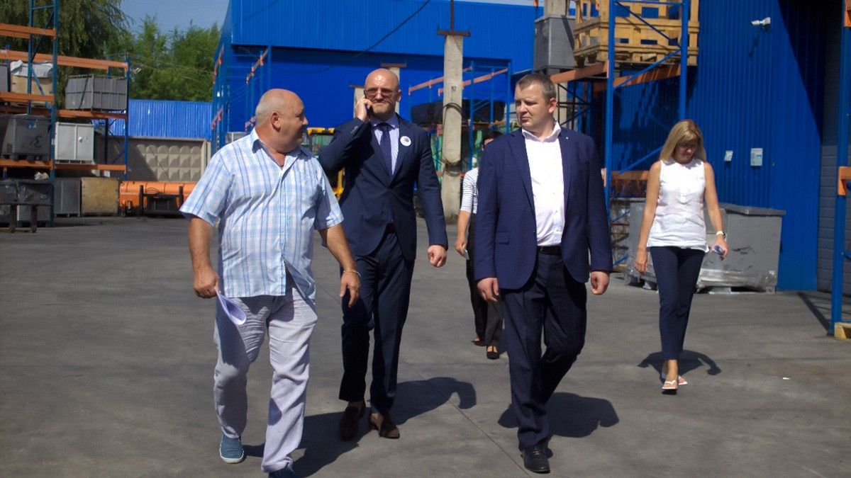 На завод "Резинопласт" в Покрове приехали первые лица Днепропетровской области