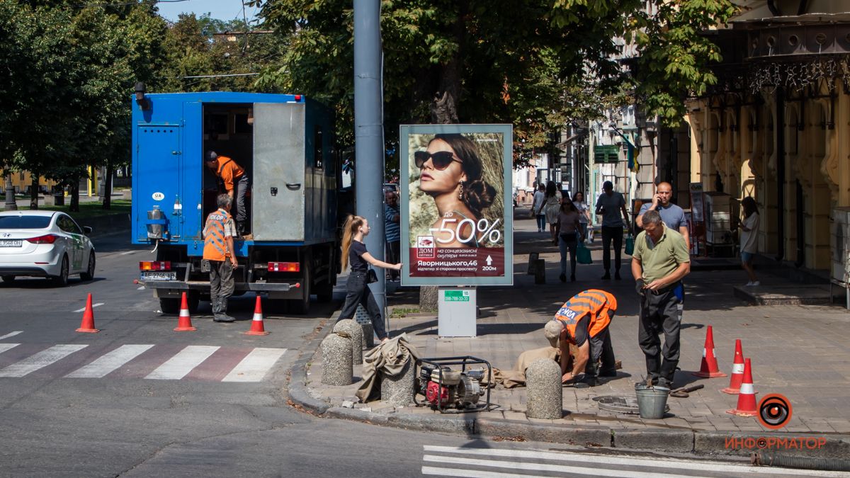 В Днепре на Баррикадной прорвало трубу: вода доходила до центра