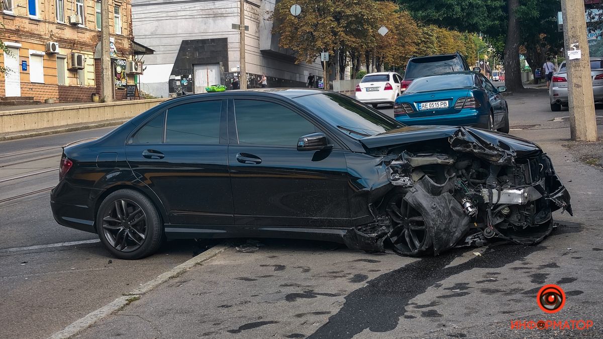 В Днепре на Чернышевского столкнулись Lanos и Mercedes