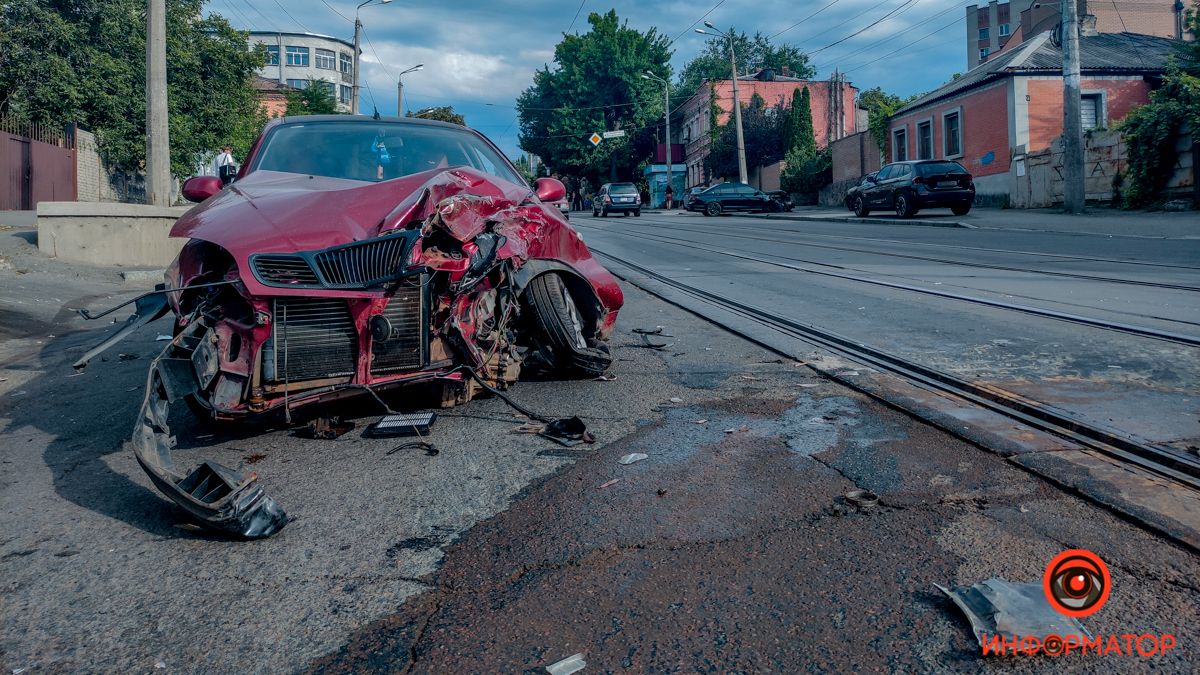 В Днепре на Чернышевского столкнулись Lanos и Mercedes: видео момента аварии