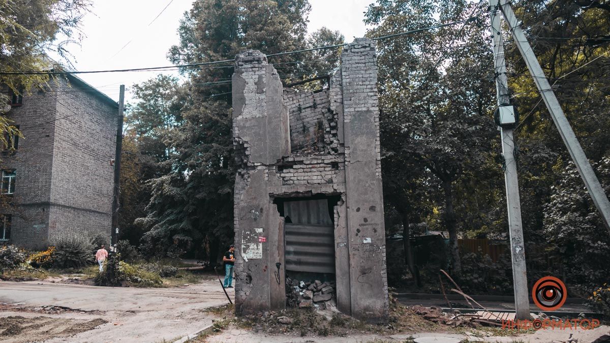 Дорога новая, "заброшка" старая: в Днепре жители Авиационной не могут добиться сноса аварийного строения