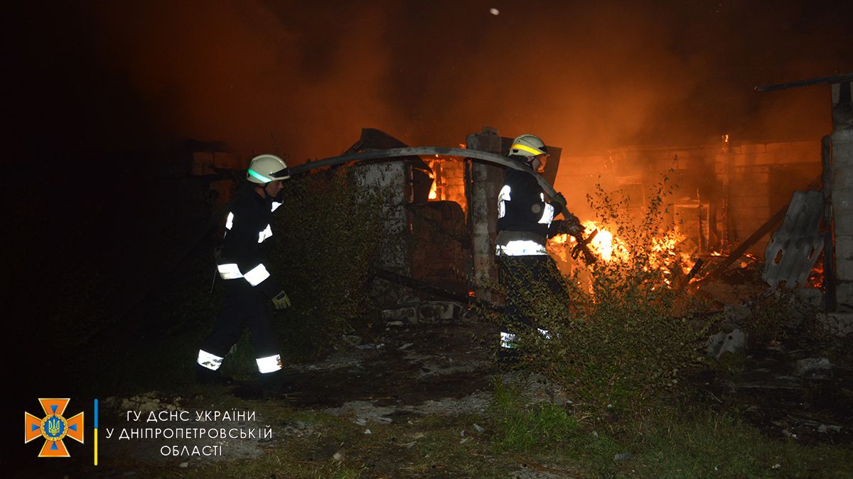 В Днепре на Береговой горели сараи: пожар тушили больше двух часов