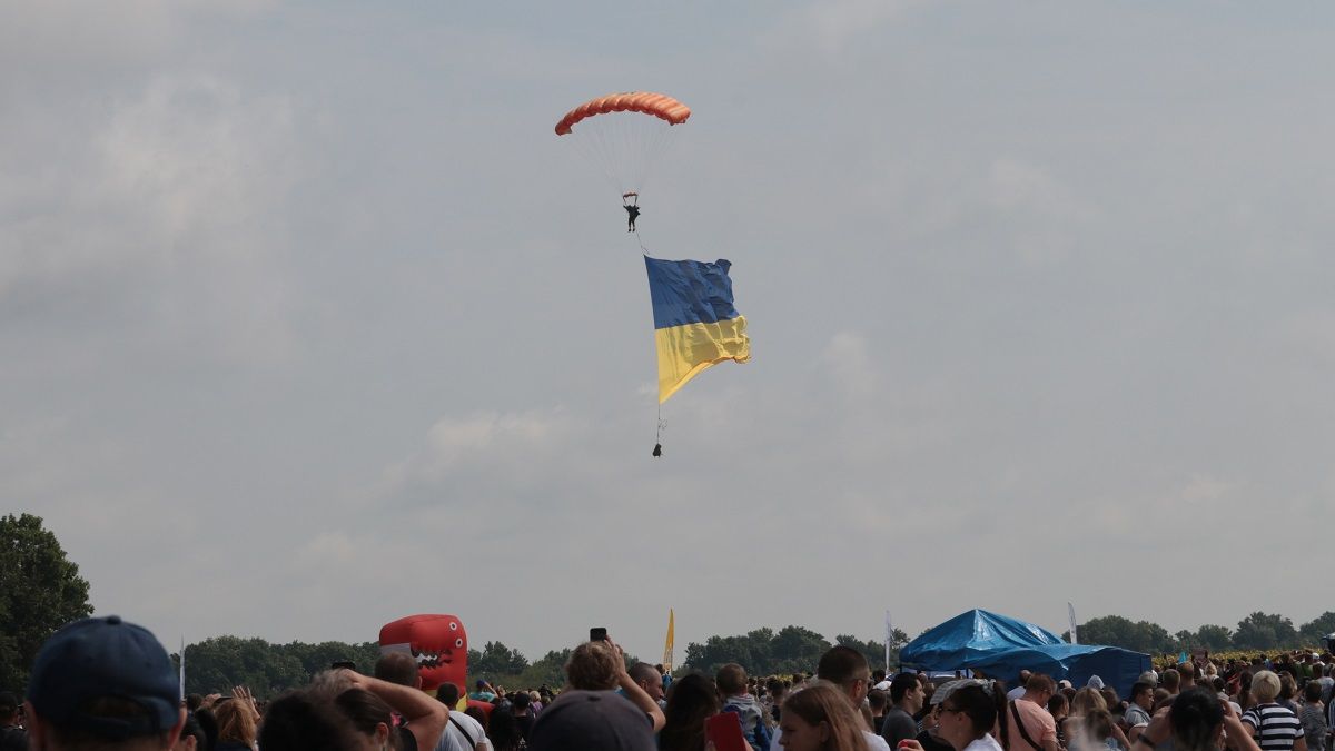 Гопак у небі, повітряні кульбіти та запальні танці: на Дніпропетровщині відбулось масштабне авіашоу