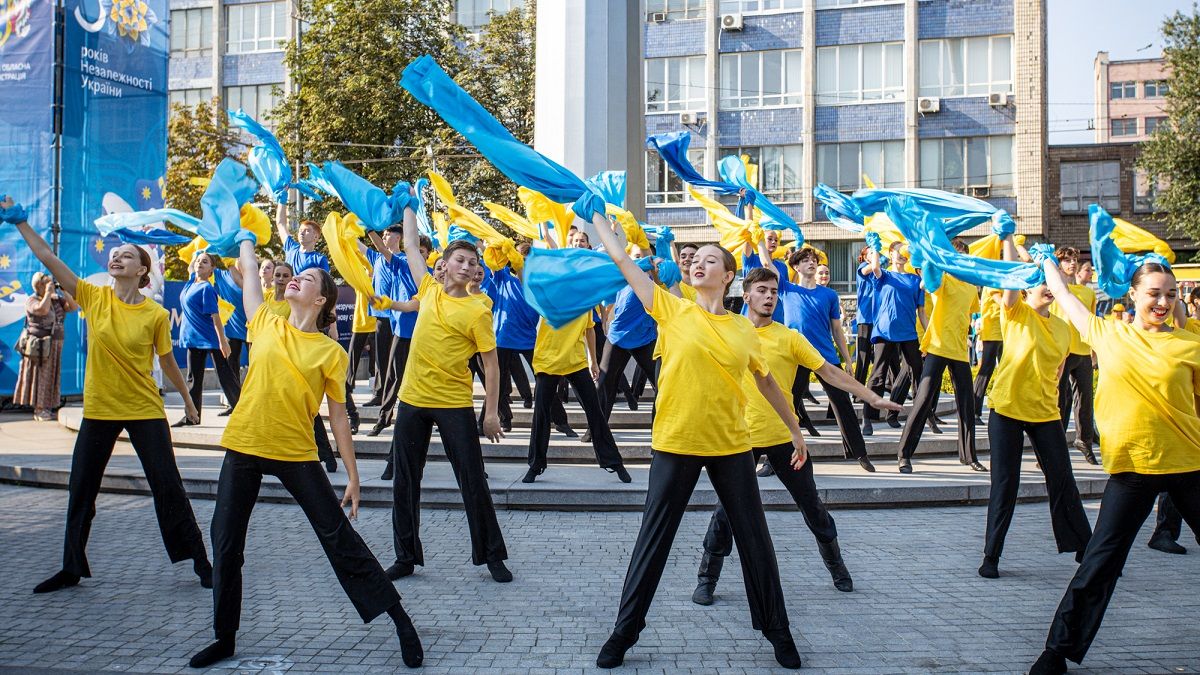 У днепровского флагштока отметить День Государственного Флага собрались тысячи людей