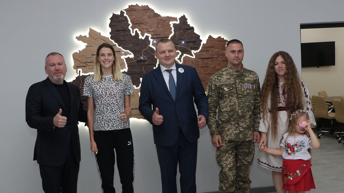 Тепер з власним житлом: легкоатлетка Ярослава Магучіх та військовослужбовець Ігор Сулім отримали ключі від квартир