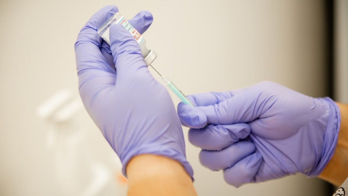 В Днепре будут прививать от COVID-19 вакцинами Pfizer, CoronaVac и Astrazeneca: где и когда
