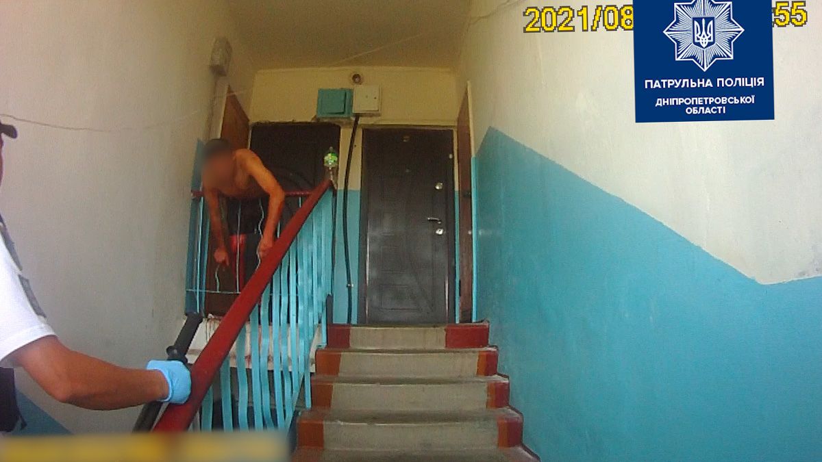 В Днепре патрульные спасли мужчину, который пытался себя убить: видео с бодикамеры