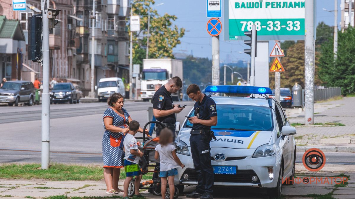 В Днепре двое детей бегали по проезжей части и просили деньги у автомобилистов