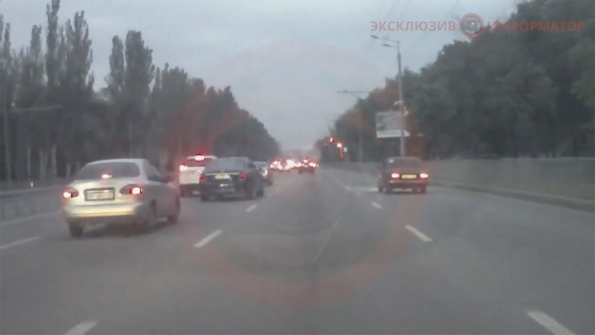 В Днепре Mercedes врезался в Nissan и скрылся с места ДТП: видео момента