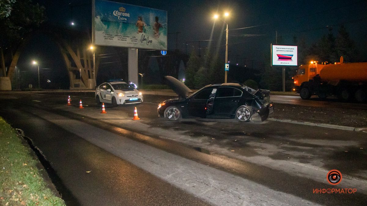 В Днепре возле Мерефо-Херсонского моста BMW врезался в дерево, водитель скрылся