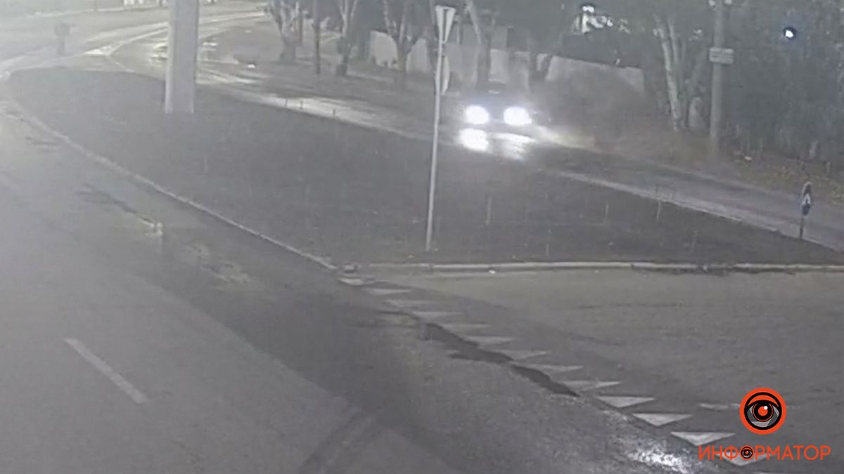 Видео момента ДТП: в Днепре возле Мерефо-Херсонского моста BMW врезался в дерево